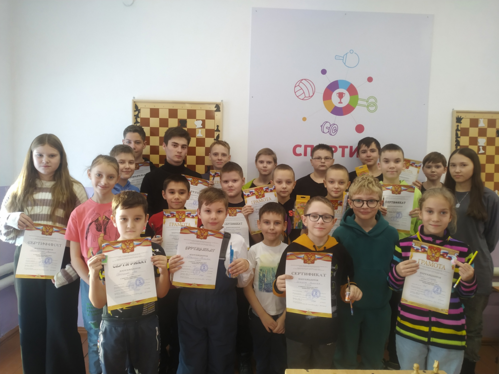 Участники конкурса творческих работ «Шахматный глобус» для учащихся Центра «Точка Роста» Тарской СОШ №4